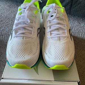 NIB Saucony Endorphin Pro in 8.5